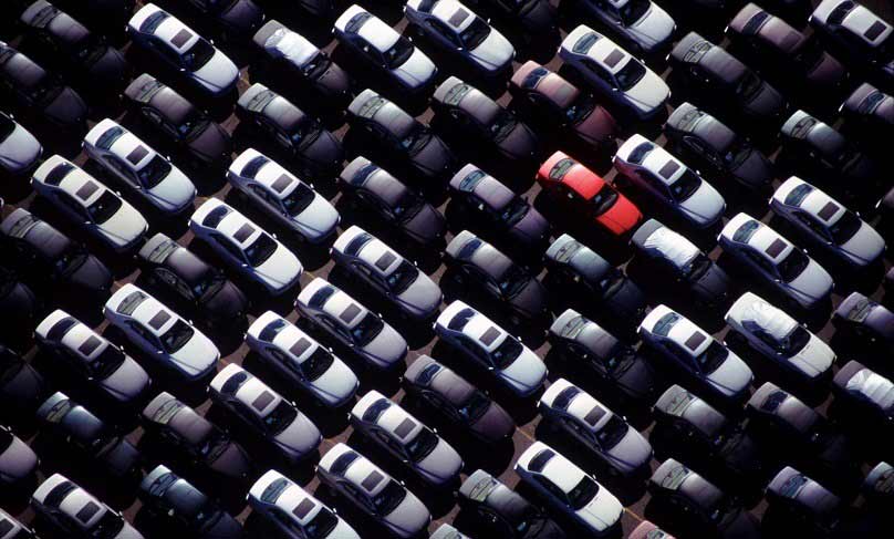 Fahzeuge parken Seite und Seite vor dem Transport