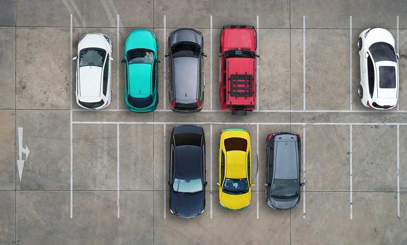 Ein kleiner Parkplatz mit mehreren Autos aus der Vogelperspektive