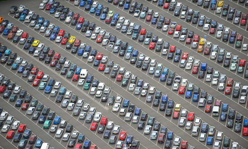 Ein großer Parkplatz aus der Vogelperspektive