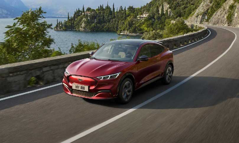 Ford Mustang Mach-e auf einer Straße mit Landschaft im Hintergrund