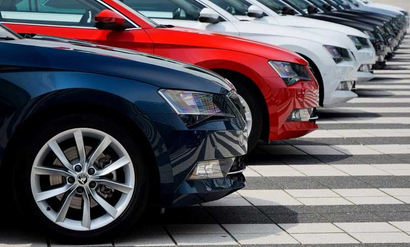 Viele Fahrzeuge parken nebeneinander auf einem Hof