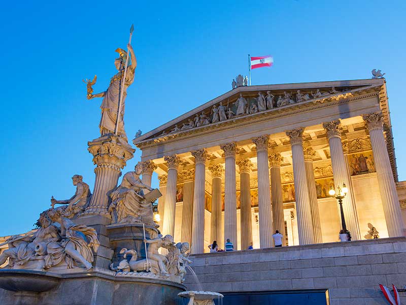 Österreich, Wien, Parlamentsgebäude angeleuchtet