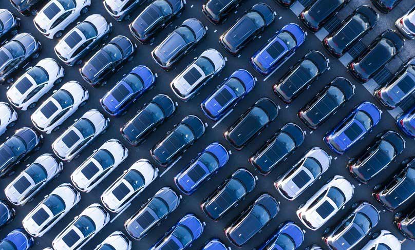 Autos auf einem großen Parkplatz