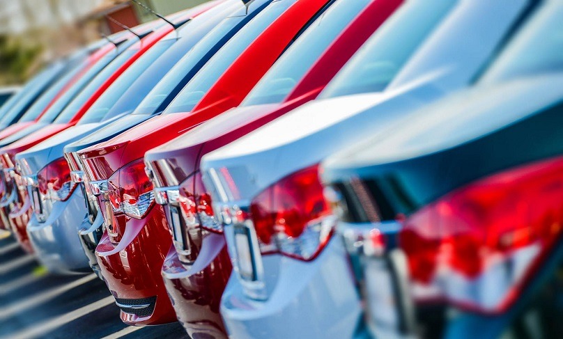 Eine Flotte von roten, weißen und schwarzen Fahrzeugen