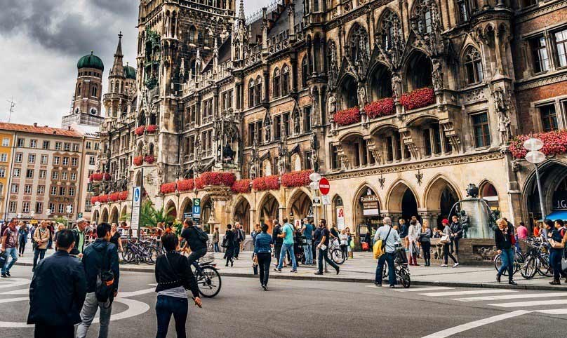 Der Marienplatz in München mit Touristen