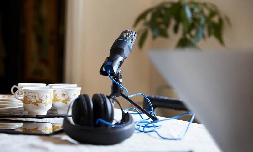 Ein Esstisch mit Geschirr, einem Mikrofon und Kopfhörer