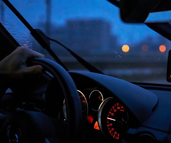 Ansicht eines Armaturenbrett in einem Auto bei Nacht