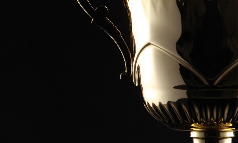 Ein Ausschnitt eines Pokals mit schwarzem Hintergrund