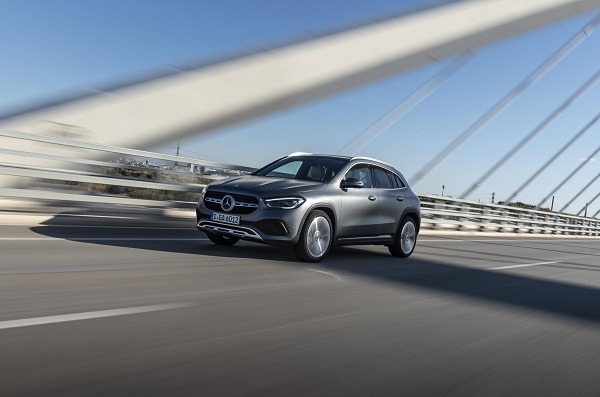 Mercedes-Benz GLA fährt auf einer Brücke mit blauem Himmel im Hintergrund