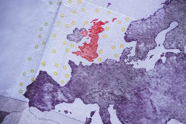 Das Vereinigte Königreich in Rot auf einer Europakarte