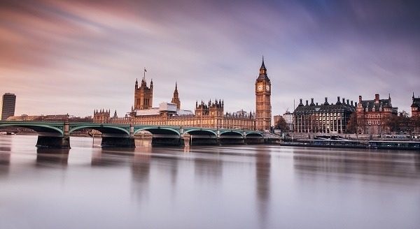 Westminster in London bei der Dämmerung