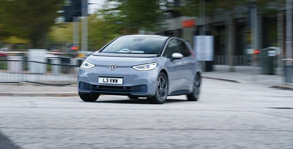 Grauer Volkswagen ID.3 auf einer Straße