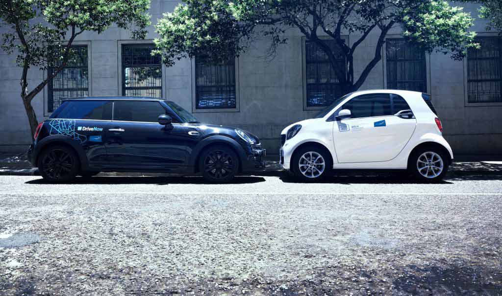 Zwei Autos von Car Sharing Unternehmen auf einer Straße