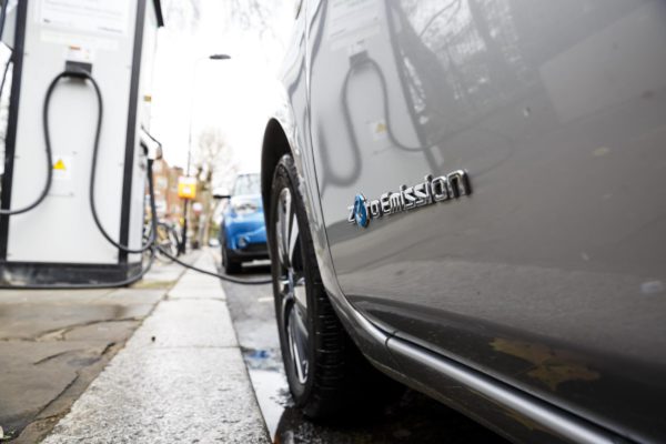 Detailaufnahme eines grauen Fahrzeugs mit dem Schriftzug Zero Emission