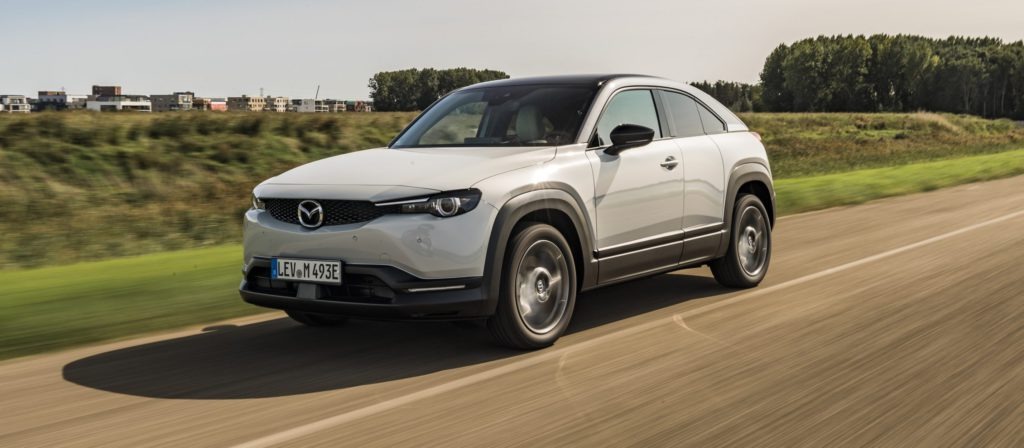 Mazda MX-30 in Ceramic White auf einer Straße