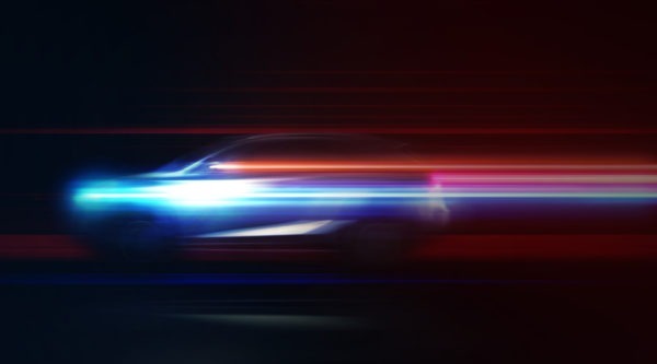 Verschwommenes Auto mit Lichtern auf schwarzem Hintergrund