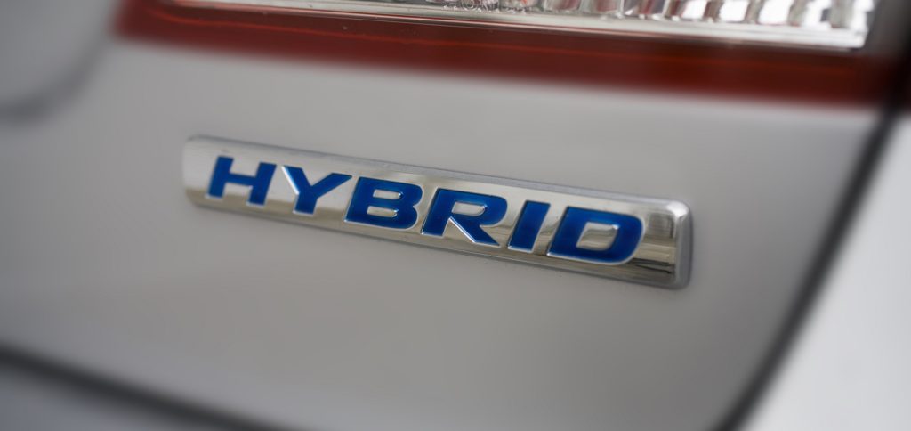 Detailaufnahme eines Fahrzeugs mit Rücklicht und dem Schriftzug 