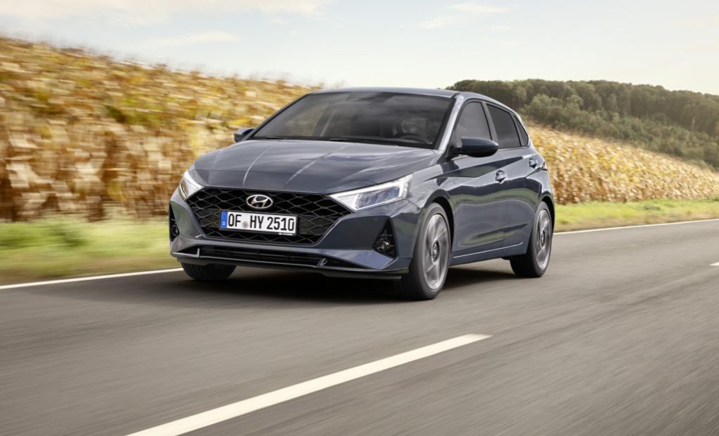 Grauer Hyundai i20 auf einer Straße mit Feld im Hintergrund