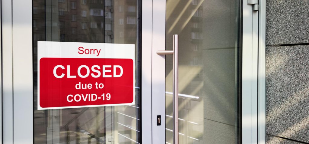 Geschlossen wegen COVID-19 Schild an einer Tür