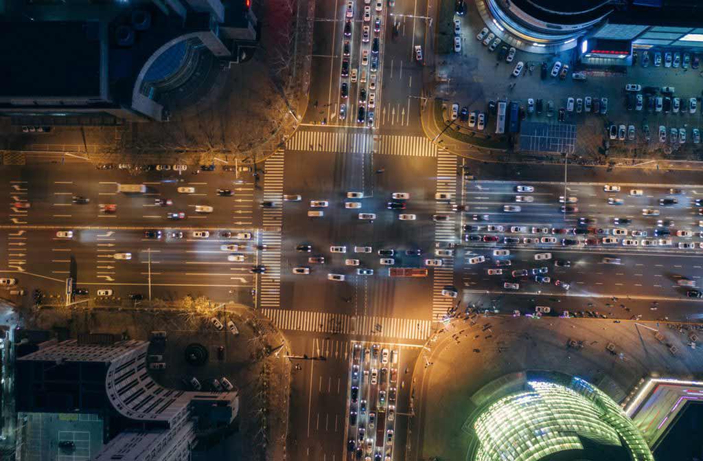 Aufnahme einer Straßenkreuzung in einer Stadt von oben