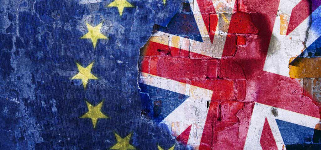 Brexit, Flaggen des Vereinigten Königreichs und der Europäischen Union auf gebrochenem Hintergrund