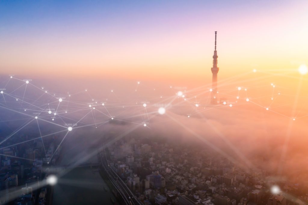 Luftaufnahme der Stadt Tokio mit Netzwerkverbindungen und Wolken