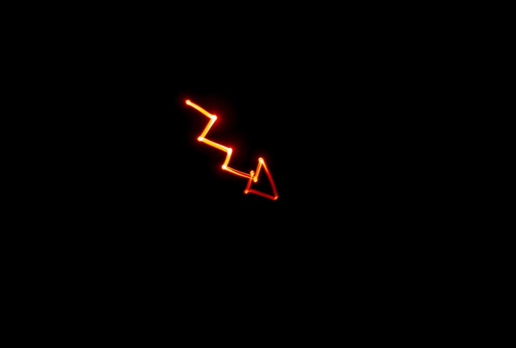 Ein Blitz mit Pfeil welcher mit Licht dargestellt wird