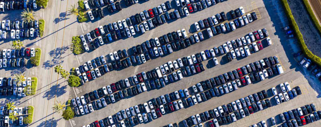 Fahrzeuge parken auf einem großen Parkplatz