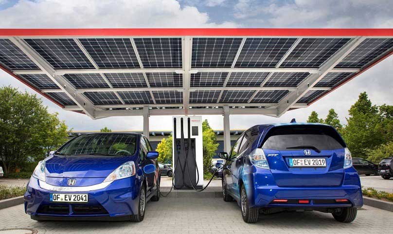 Zwei Honda Advanced Fahrzeuge an einer Elektro Tankstelle