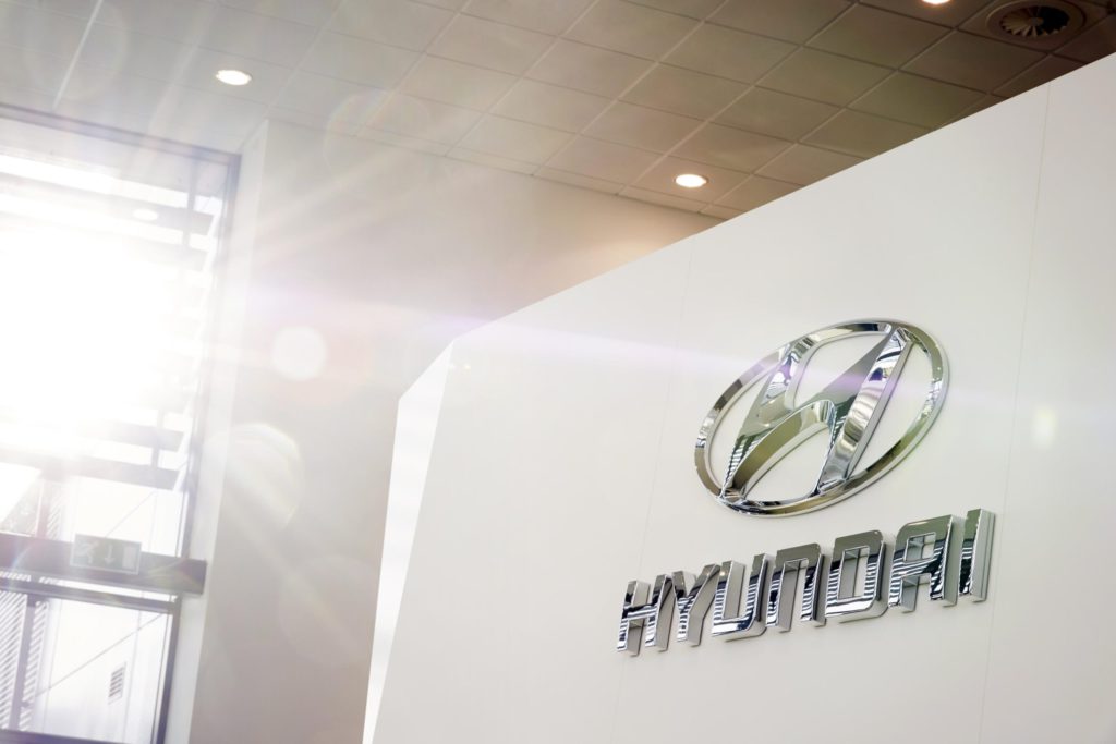 Hyundai Logo auf weißer Säule in einem Gebäude