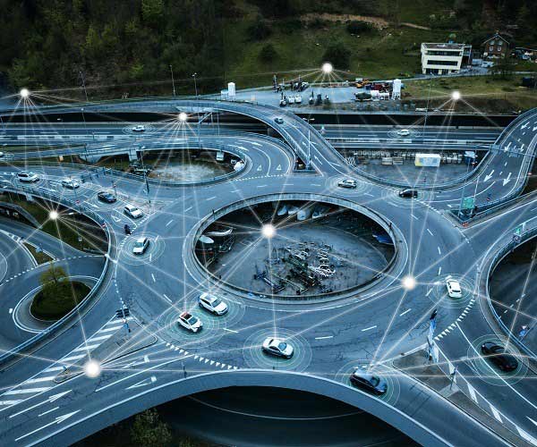 Autonome selbstfahrende Autos in einem Kreisverkehr neben einer Autobahn.