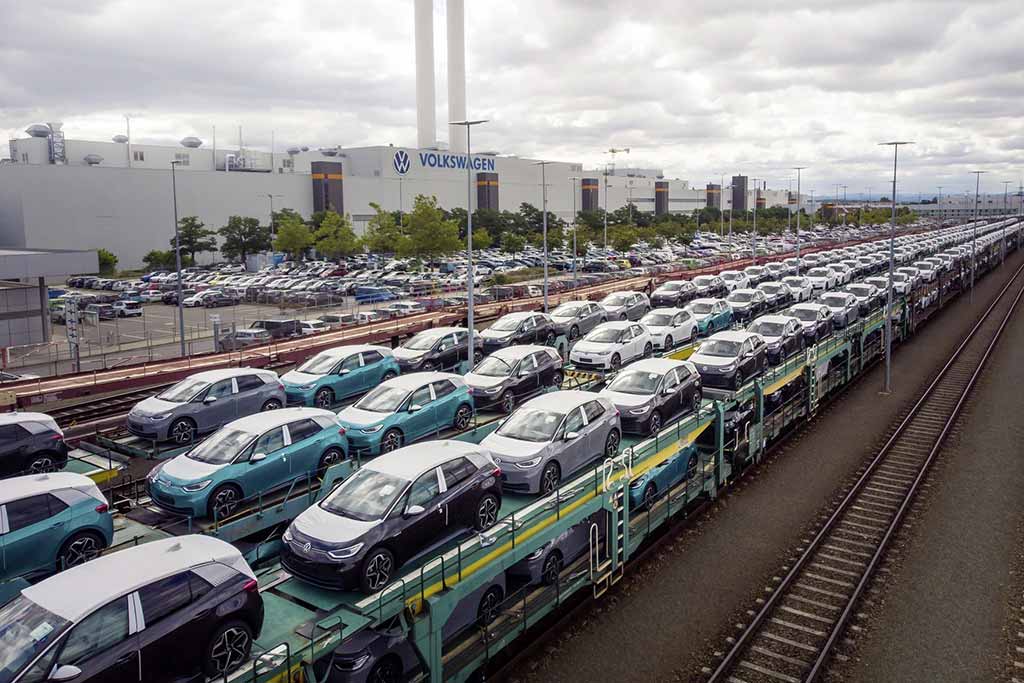 VW Werk mit Autos im Vordergrund