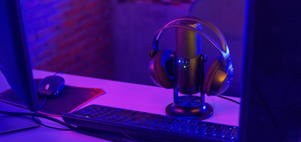 Headset und Mikrofon mit lila Hintergrund