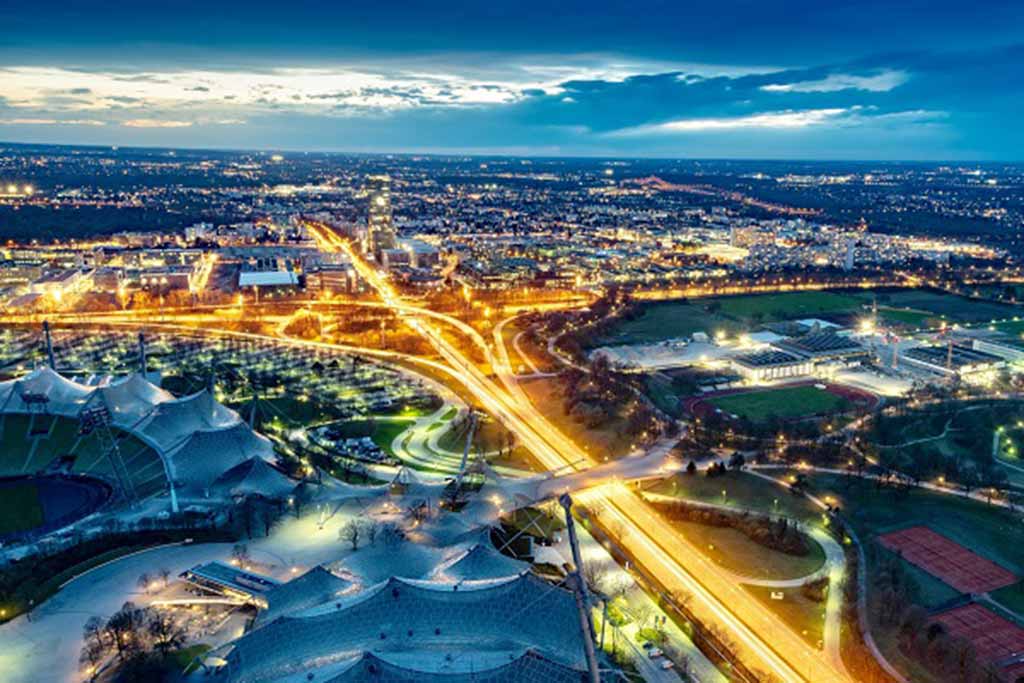Stadt mit Autobahn bei Dämmerung